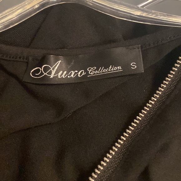 Auxo Collection Size Small, Short Romper, 60% Polyester, 35% Cotton, 5% Spandex - Picture 3 of 5